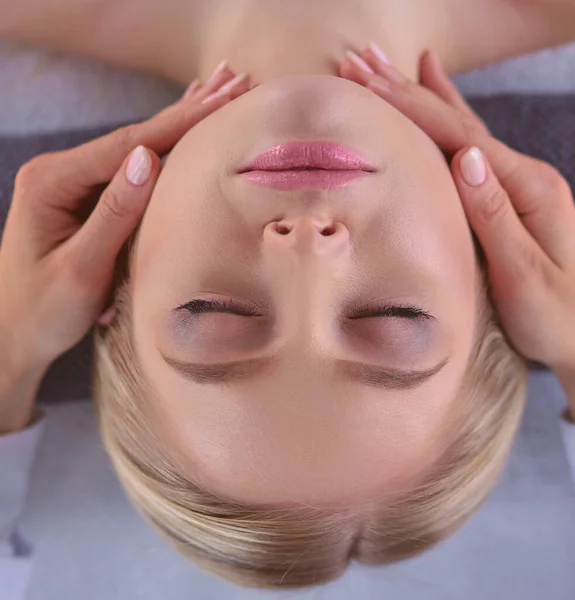 Jeune Femme Allongée Sur Une Table Massage Relaxante Les Yeux — Photo