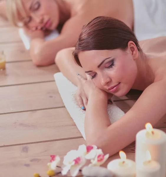 Dos Mujeres Hermosas Jóvenes Relajándose Disfrutando Spa Dos Mujeres Hermosas — Foto de Stock