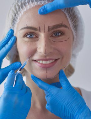 Kaşlar için kalıcı makyaj. Güzellik salonunda kalın kaşlı güzel bir kadın.