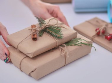 Noel hediye kutusu tutan kadın elinde