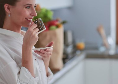 Giderleri planlama ve mutfağını faturalarında ödeme genç kadın