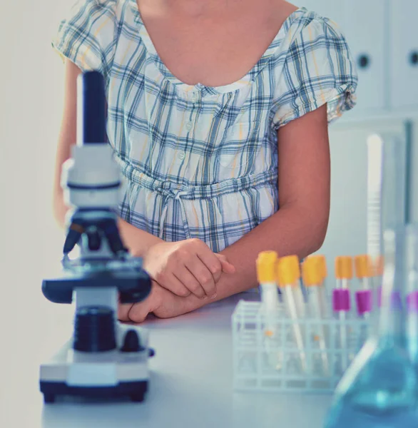 Jonge Vrouw Kijken Spiegel Zetten Make — Stockfoto