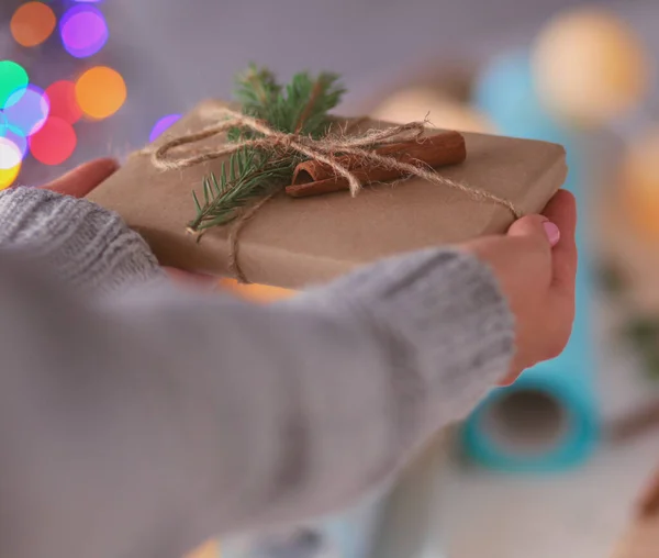 Ręce Kobiety Przytrzymanie Pudełko Świąteczne Boże Narodzenie — Zdjęcie stockowe
