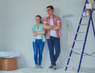 Genç çift yeni ev taşıma portresi. Genç Çift.