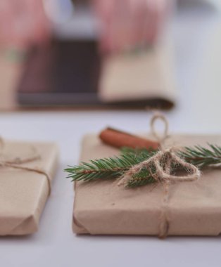 Noel hediye kutusu dekorasyon kadın elleri. Kadının elleri.