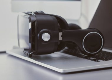 Bilgisayarlı sanal gerçeklik gözlükleri. İş. 3D teknoloji.