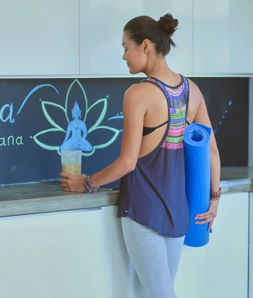 Retrato Una Mujer Sonriente Sosteniendo Mano Una Esterilla Yoga Mientras — Foto de Stock