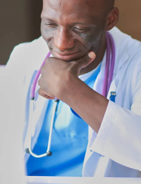 Молодий Африканський Лікар Працює Ноутбуці Столом Докторе Робоче Місце — стокове фото