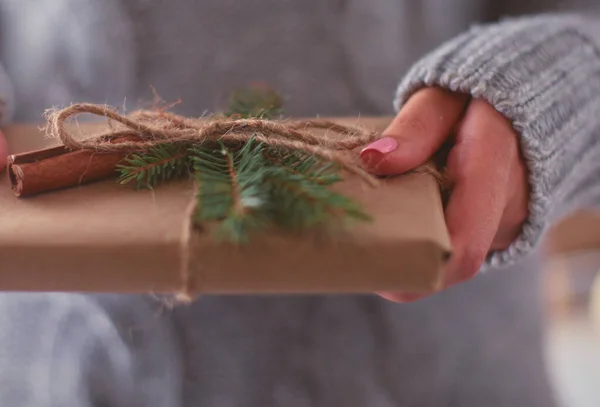 Tangan Wanita Memegang Kotak Hadiah Natal Natal — Stok Foto