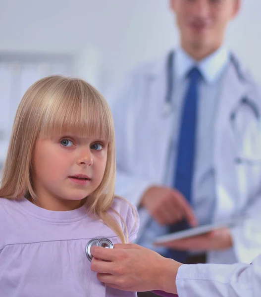 Médico Femenino Examinando Niño Con Estetoscopio Cirugía Aislado — Foto de Stock