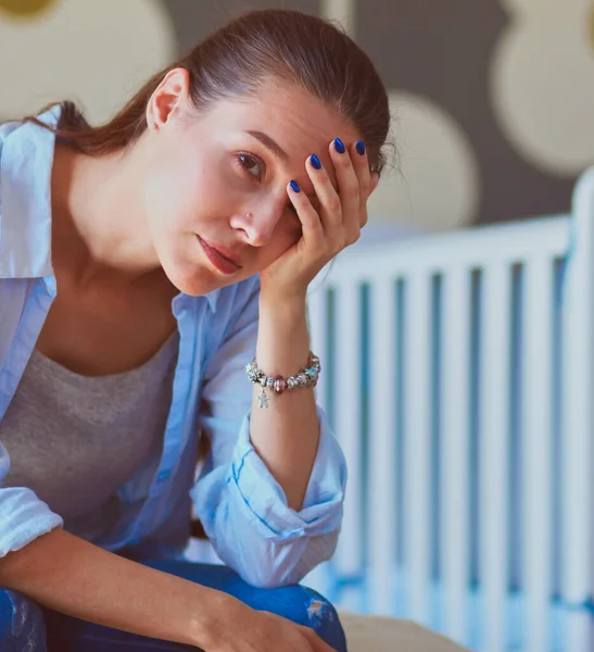 Ung Trött Kvinna Som Sitter Sängen Nära Barnens Spjälsäng Ung — Stockfoto