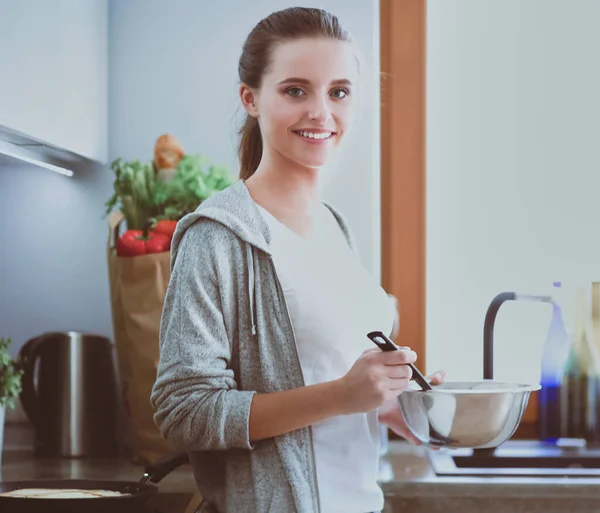 Eine Junge Frau Bereitet Der Küche Pfannkuchen Während Sie Tisch — Stockfoto