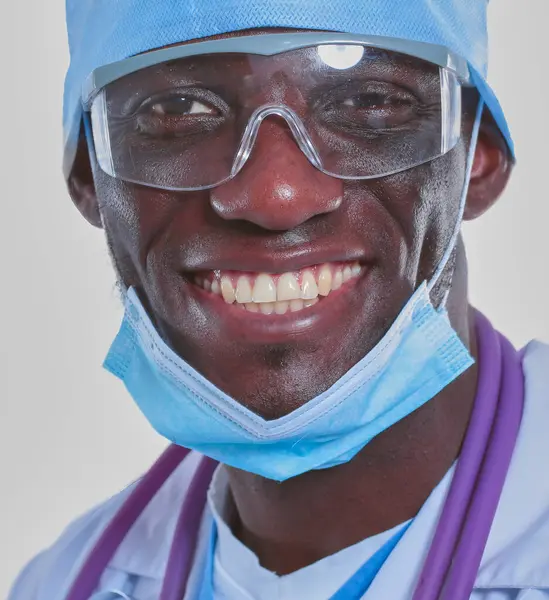 一个戴着面具和制服的医生的画像 被白色背景隔离 — 图库照片