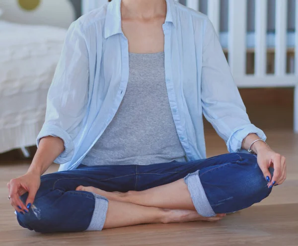 Mujer Joven Haciendo Yoga Casa Posición Loto Mujer Joven Haciendo — Foto de Stock