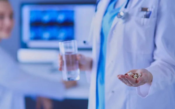 Lövés Orvos Gazdaság Tabletták Pohár Víz Klinikán Kollégával Háttérben — Stock Fotó