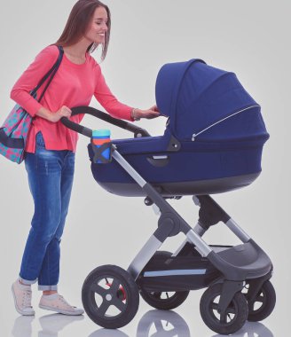 Bir anne ile beyaz arka plan üzerinde izole bir gezinmek, tam uzunlukta portresi. Genç anne.