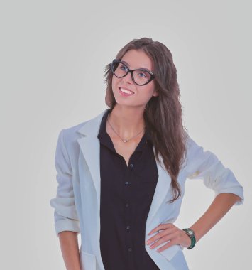 Duran, beyaz arka plan üzerinde izole genç kadın. Genç kadın