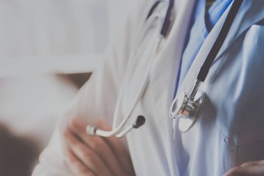 Çekici bir kadın doktorun röntgen sonuçlarına bakması.