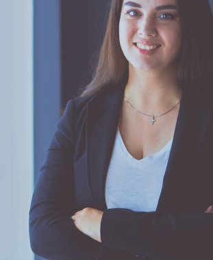 Modern iş kadını ofiste duruyor. .