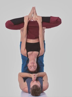 Genç atletik çift pratik acroyoga. Çiftinde Dengeleme