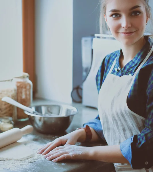 Schöne Frau Beim Kuchenbacken Küche Neben Schreibtisch — Stockfoto