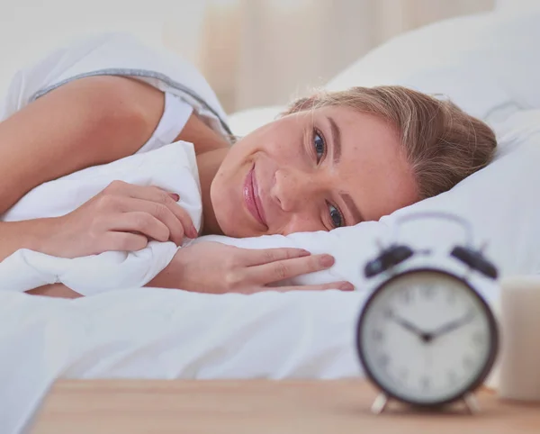 Jonge Vrouw Wekker Slaapkamer Thuis Slapen Jonge Slapende Vrouw — Stockfoto