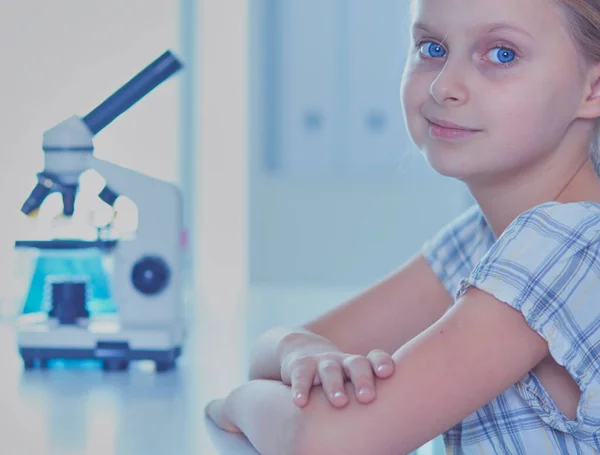 Colegiala Mirando Través Del Microscopio Clase Ciencias — Foto de Stock