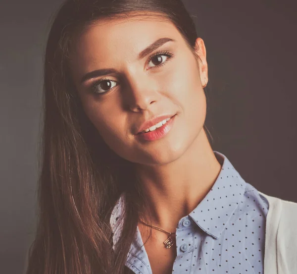 Retrato Uma Mulher Negócios Contra Fundo Escuro Mulher Sorrir Retrato — Fotografia de Stock