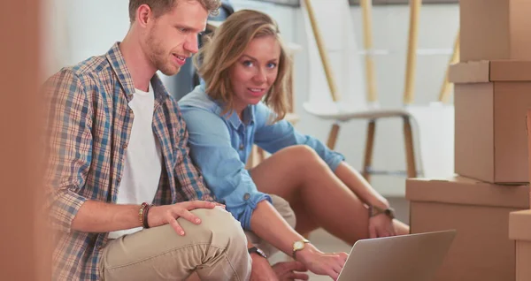 Young Couple Moving New Home Sitting Relaxing Unpacking Looking Something — Stock Photo, Image