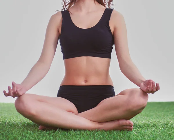 Mujer Joven Practicando Yoga Posición Loto — Foto de Stock