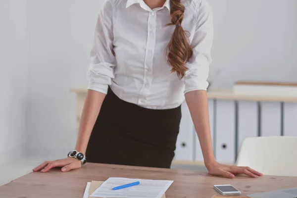 Attractive Businesswoman Her Arms Crossed Stnding — Stock Photo, Image