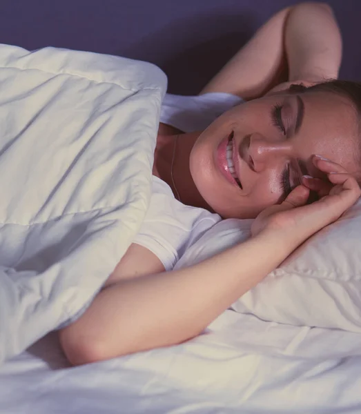 Bela Jovem Loira Mulher Dormindo Cama — Fotografia de Stock