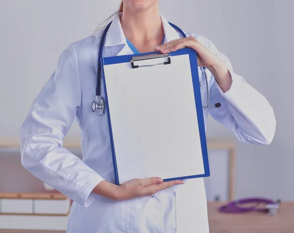 Dottoressa Sorridente Con Una Cartella Uniforme Piedi Sorridente Medico Femminile — Foto Stock