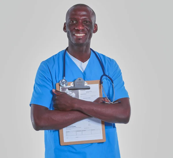 Médecin Homme Debout Avec Dossier Isolé Sur Fond Blanc Docteur — Photo