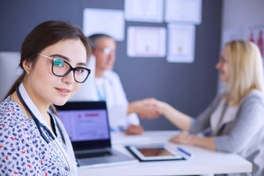 Doktor ve hasta masada otururken bir şey tartışıyorlar. İlaç ve sağlık hizmetleri kavramı.