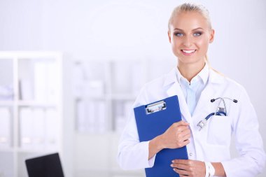 Kadın doktor hastanede dosyayla bekliyor..