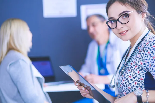 Doctor Paciente Discutiendo Algo Mientras Están Sentados Mesa Concepto Medicina — Foto de Stock