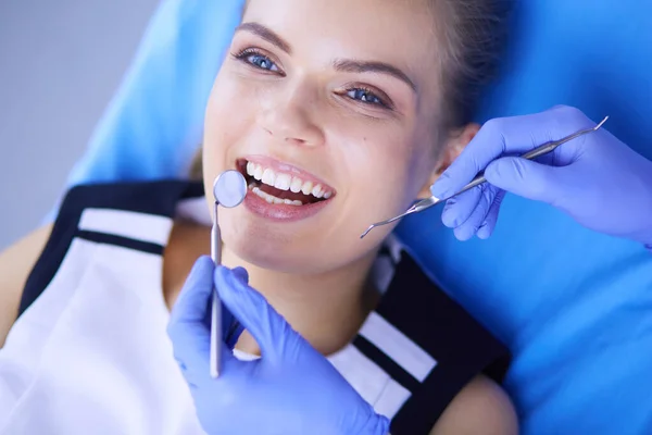 Jovem Paciente Sexo Feminino Com Boca Aberta Examinando Inspeção Dentária — Fotografia de Stock