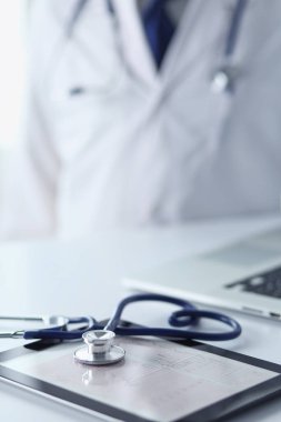 Ofiste tokalaşırken gülümseyen iki genç tıp adamı. Doktorlar. Takım çalışması..