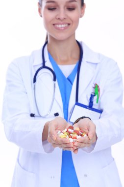 Doktor elinde bir yığın uyuşturucu tutuyor. Kadın doktor