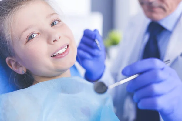 Menina Sentada Consultório Dos Dentistas — Fotografia de Stock