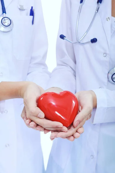 Zwei Ärztinnen Mit Einem Roten Herzen Isoliert Auf Weißem Hintergrund — Stockfoto