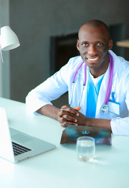 Médico Afro Americano Escritório Moderno — Fotografia de Stock