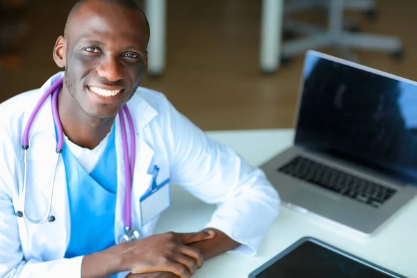 Afrykański Lekarz Amerykański Nowoczesnym Biurze — Zdjęcie stockowe