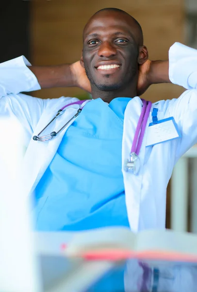 Médecin Afro Américain Dans Bureau Moderne — Photo