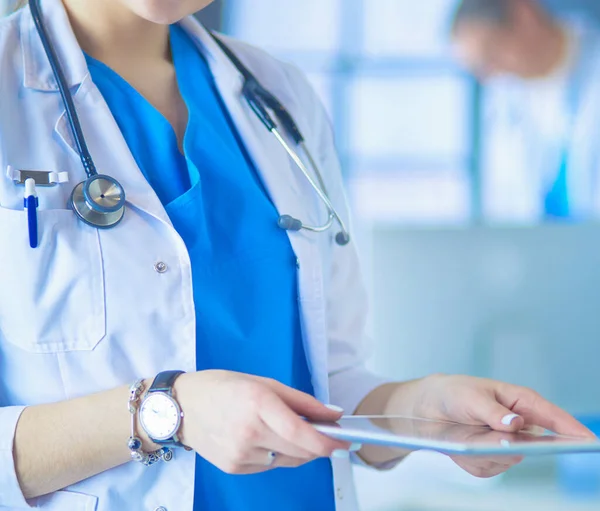 Médico Femenino Usando Tableta Vestíbulo Del Hospital —  Fotos de Stock