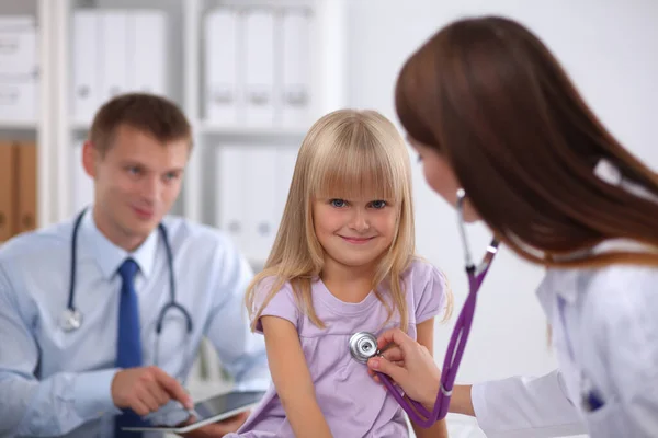 Médico Femenino Examinando Niño Con Estetoscopio Cirugía Aislado —  Fotos de Stock