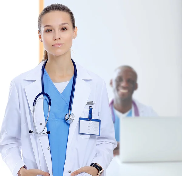 Bonito Jovem Sorridente Médico Feminino Sentado Mesa — Fotografia de Stock