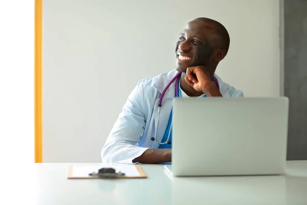 Junger Afrikanischer Arzt Arbeitet Laptop Schreibtisch — Stockfoto