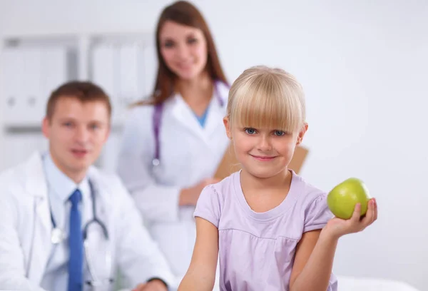 Conceito Criança Medicina Médico Feminino Dando Uma Maçã Uma Menina — Fotografia de Stock